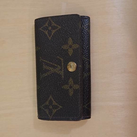 Louis Vuitton key holder - Picture 1 of 3